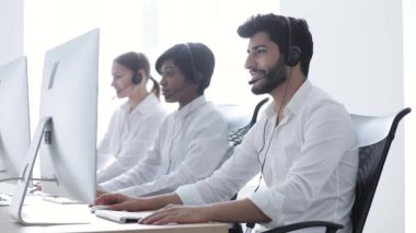 Telefon satış. Mutlu erkek Ajan sonra başarılı anlaşma tezahürat