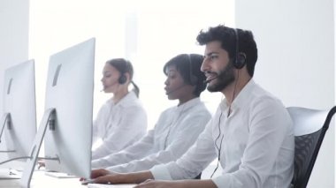 Telefon satış. Mutlu erkek Ajan sonra başarılı anlaşma tezahürat