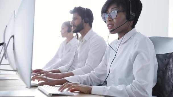 Centro de llamadas. Personas con auriculares que trabajan en atención al cliente — Vídeo de stock