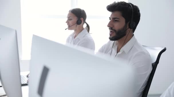 Operadora del centro de llamadas. Hombre con auriculares trabajando en el centro de contacto — Vídeos de Stock