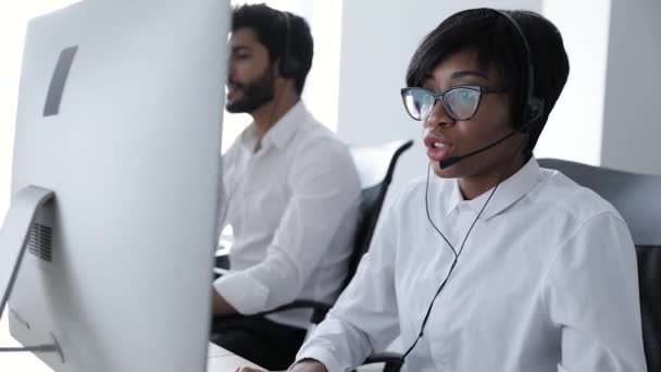 Die Menschen arbeiten im Callcenter. Frau im Kopfhörer arbeitet — Stockvideo