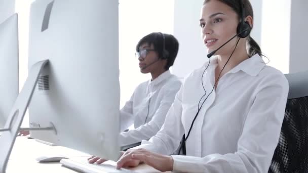 Agenci Call Center Consulting klientów na infolinii w biurze — Wideo stockowe