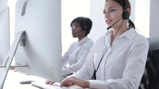 Agents de centre d'appels Consultation des clients sur Hotline au bureau — Video