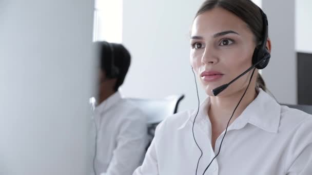 Callcenter-Agenten beraten Kunden auf Hotline im Büro — Stockvideo