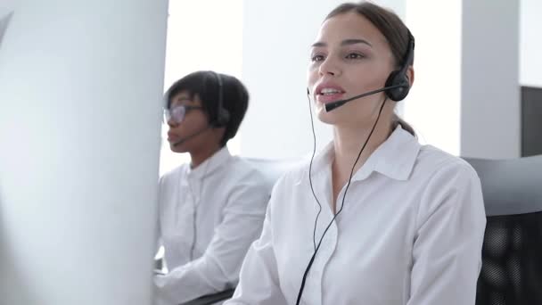 Callcenter-Agenten beraten Kunden auf Hotline im Büro — Stockvideo