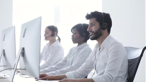 Venta telefónica. Agente masculino feliz animando después de un acuerdo exitoso — Vídeos de Stock