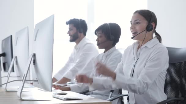 Vendite call center. Operatore donna felice dopo il successo affare — Video Stock