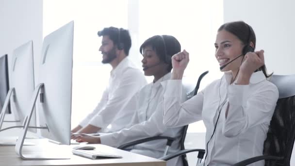 Vendite call center. Operatore donna felice dopo il successo affare — Video Stock