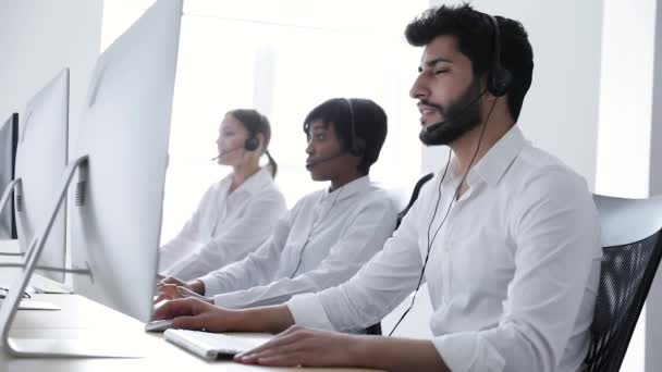 Operadora del centro de llamadas. Hombre con auriculares trabajando en el centro de contacto — Vídeos de Stock