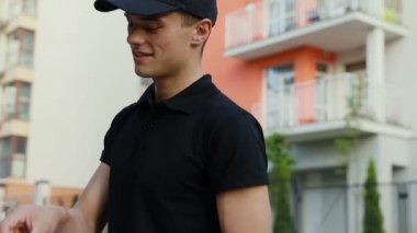 Kurye Pizza teslim. Evinizin yakınında gıda paketi alma, teslim belgelerin imzalanması kadın