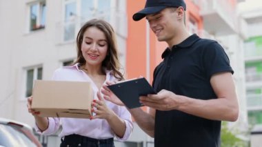 Ekspres teslimat hizmeti. Kadın Kurye paket alma