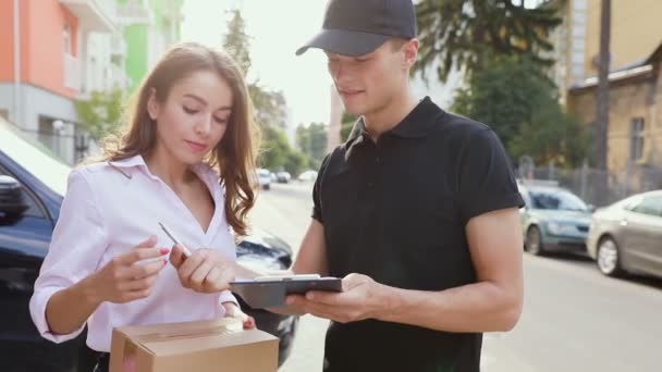 Servicio de entrega. Mujer recibiendo paquete de mensajero — Vídeos de Stock