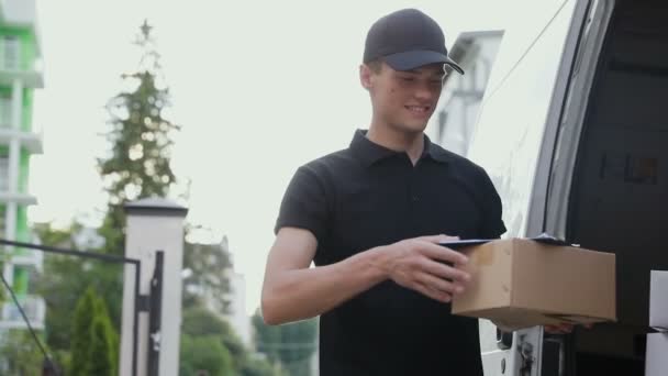 Courier leveransservice. Man att leverera paketet till kvinna — Stockvideo