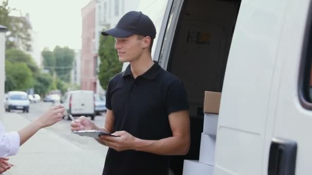 Courier Leveransservice Man Att Leverera Paketet Till Kvinna Klient Leveransdokument — Stockvideo