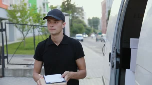 야외에서 클라이언트에 패키지를 제공 하는 택배 — 비디오