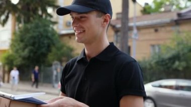 Teslimat. Kurye paketi istemci evine teslim hızlı