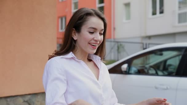 Entrega Express Courier Entregando Paquete Cliente Mujer Firmando Documentos Entrega — Vídeos de Stock