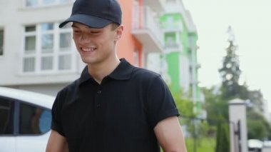Teslimat. Kurye paketi istemci evine teslim hızlı