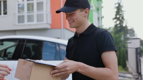 Entrega. Express Courier entregando el paquete a casa del cliente — Vídeo de stock