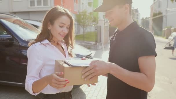 Servicio de entrega. Mujer recibiendo paquete de mensajero — Vídeos de Stock