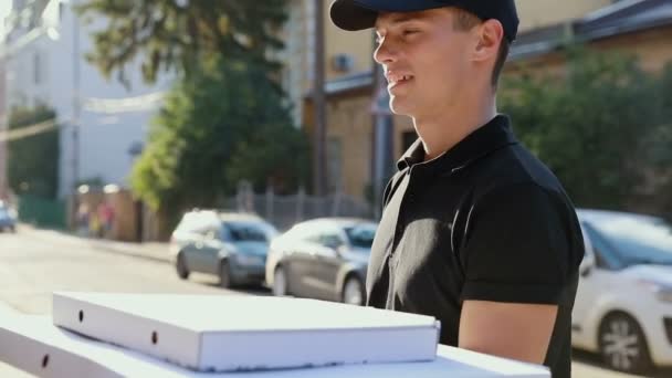 Pizzaleverans. Courier leverera låda med mat till klient — Stockvideo