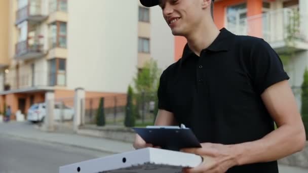 Courier Leverera Pizza Kvinna Får Matpaket Nära Hem Signering Leveransdokument — Stockvideo