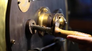 Kahve kavurma. Adam kızarmış fasulye makinede derecesini kontrol