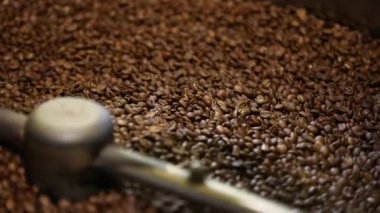 Kahve üretim. Kahverengi fasulye makine Closeup kavurma