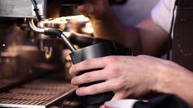 Kahve hazırlama. Barista kahve içecek Closeup için süt hazırlamak