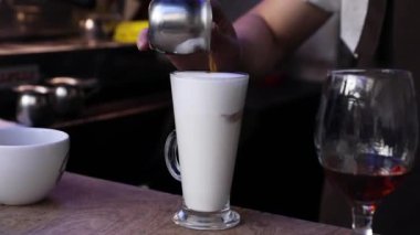Kahve içecek. Barista latte kahve dükkanı kapatmak, hazırlama