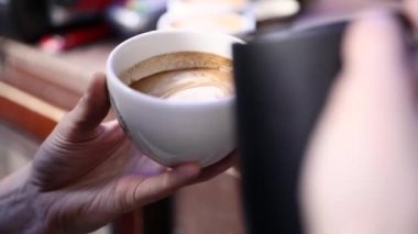 Kahve sanat. Barista kahve Closeup süt ile resim yapma