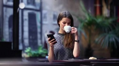 Telefonunuzun ve Cafe, kahve içme güzel kadın 
