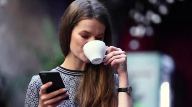 Cep telefonu Cafe portre kahve içme kadınla