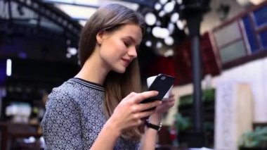 Kadın telefonu Cafe kahve içme ile