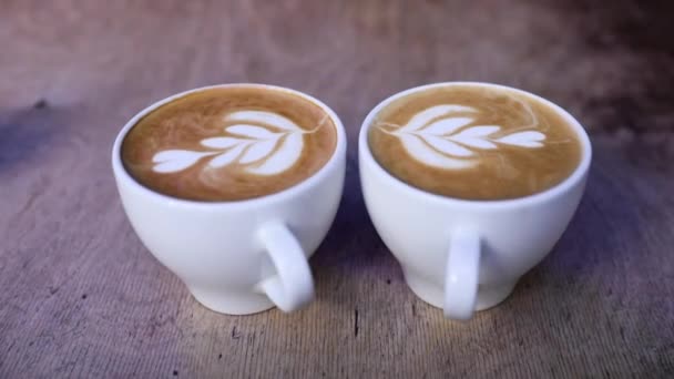 Koffie kopjes met Latte Art On tabel In Cafe Closeup — Stockvideo