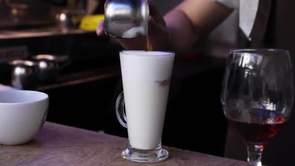 コーヒーを飲む。バリスタのコーヒー ショップのクローズ アップでカフェラテを準備 — ストック動画