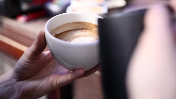 Seni kopi. Barista Membuat Film Dengan Susu Pada Tutup Kopi — Stok Video
