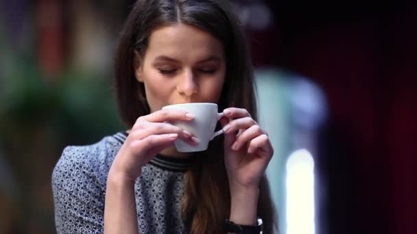 Krásná žena, pití kávy v kavárně — Stock video