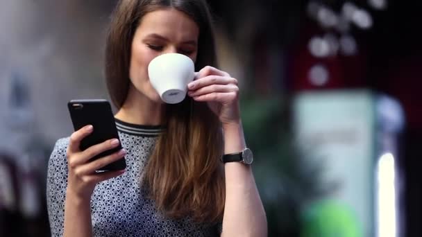 Γυναίκα με κινητό τηλέφωνο, πίνοντας τον καφέ στο Cafe πορτρέτο — Αρχείο Βίντεο