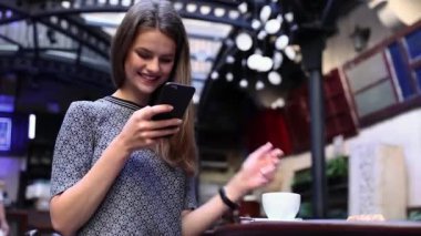Kadın telefonu Cafe kahve içme ile. Restoranda Smartphone ile kız  
