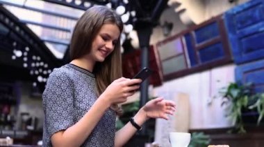 Kadın telefonu Cafe kahve içme ile