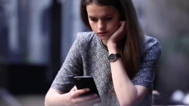 Genç kadın restoranda cep telefonunuzla
