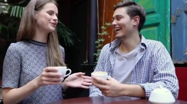 Kaç Cafe içinde. Gençler kahve içme ve iletişim