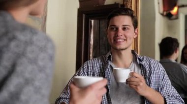 İçme kahve Cafe kadınla genç adam