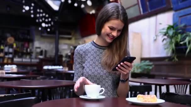 Vacker kvinna med telefon i Cafe, dricka kaffe — Stockvideo