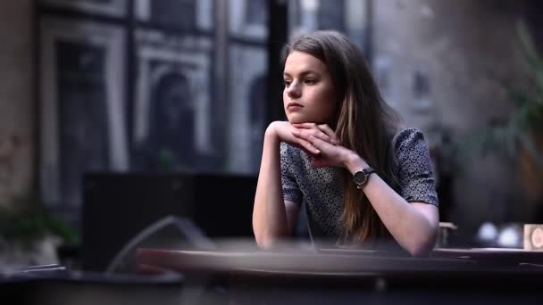 Portret smutny piękna kobieta siedzi przy stole w Cafe — Wideo stockowe