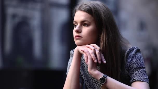 Jeune femme bouleversée avec téléphone portable au restaurant — Video