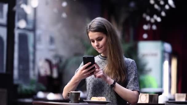 Όμορφη γυναίκα καθιστώντας τροφίμων φωτογραφία στο κινητό τηλέφωνο στο Cafe — Αρχείο Βίντεο