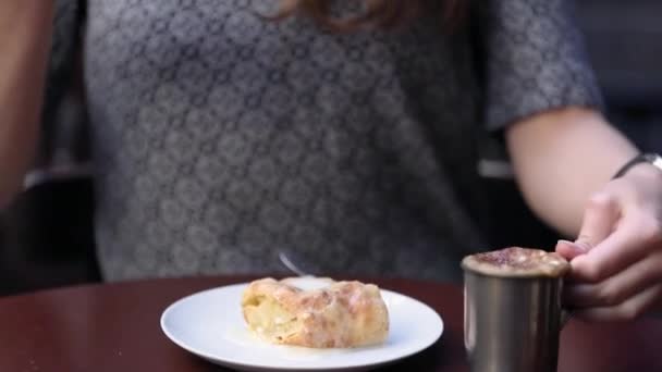 Mulher bonita fazendo comida foto no celular no café — Vídeo de Stock