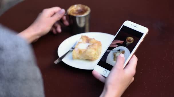 Photographie alimentaire. Femme au café regarder des photos sur téléphone gros plan — Video